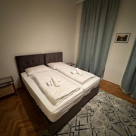 Centrally-Located Authentic Apartment Виена Екстериор снимка