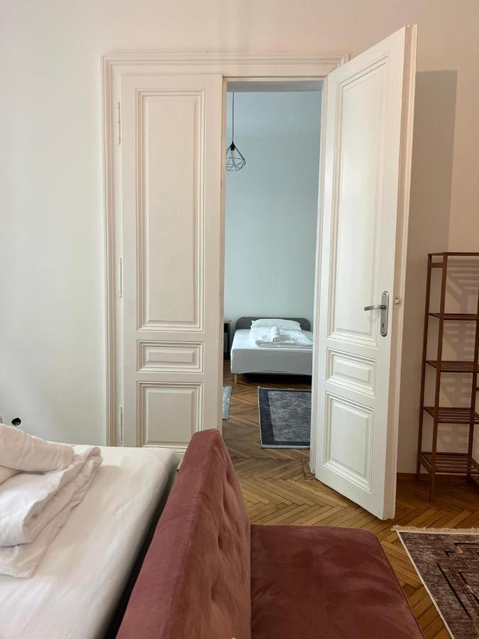 Centrally-Located Authentic Apartment Виена Екстериор снимка