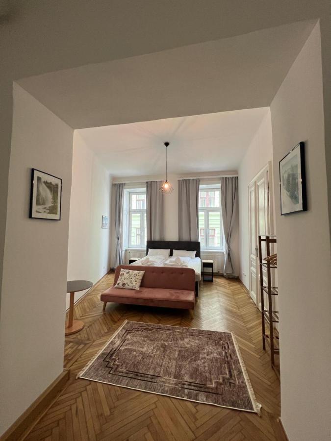 Centrally-Located Authentic Apartment Виена Екстериор снимка
