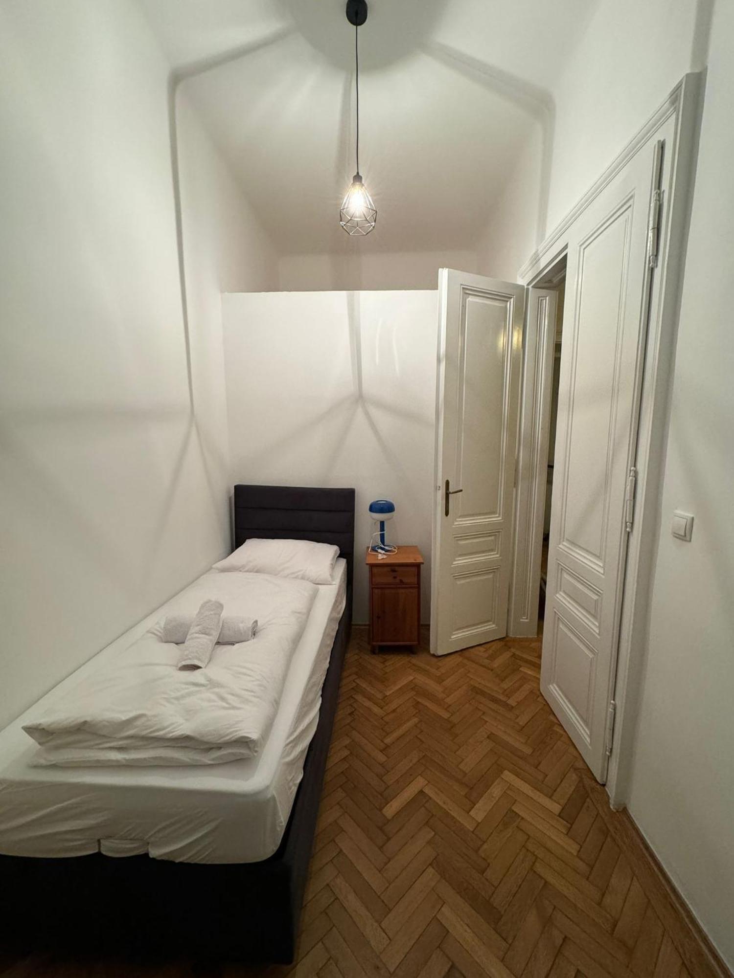 Centrally-Located Authentic Apartment Виена Екстериор снимка