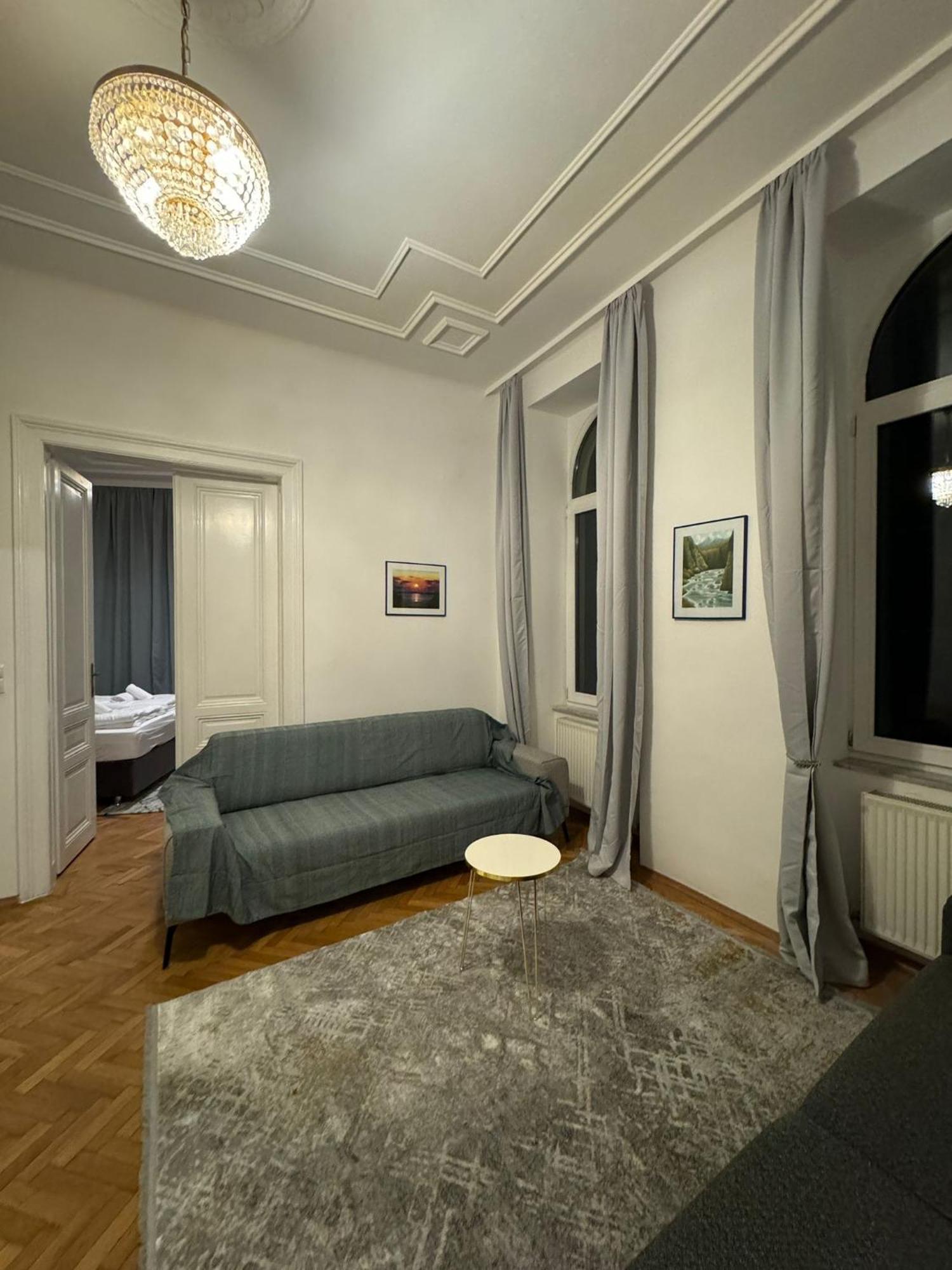 Centrally-Located Authentic Apartment Виена Екстериор снимка