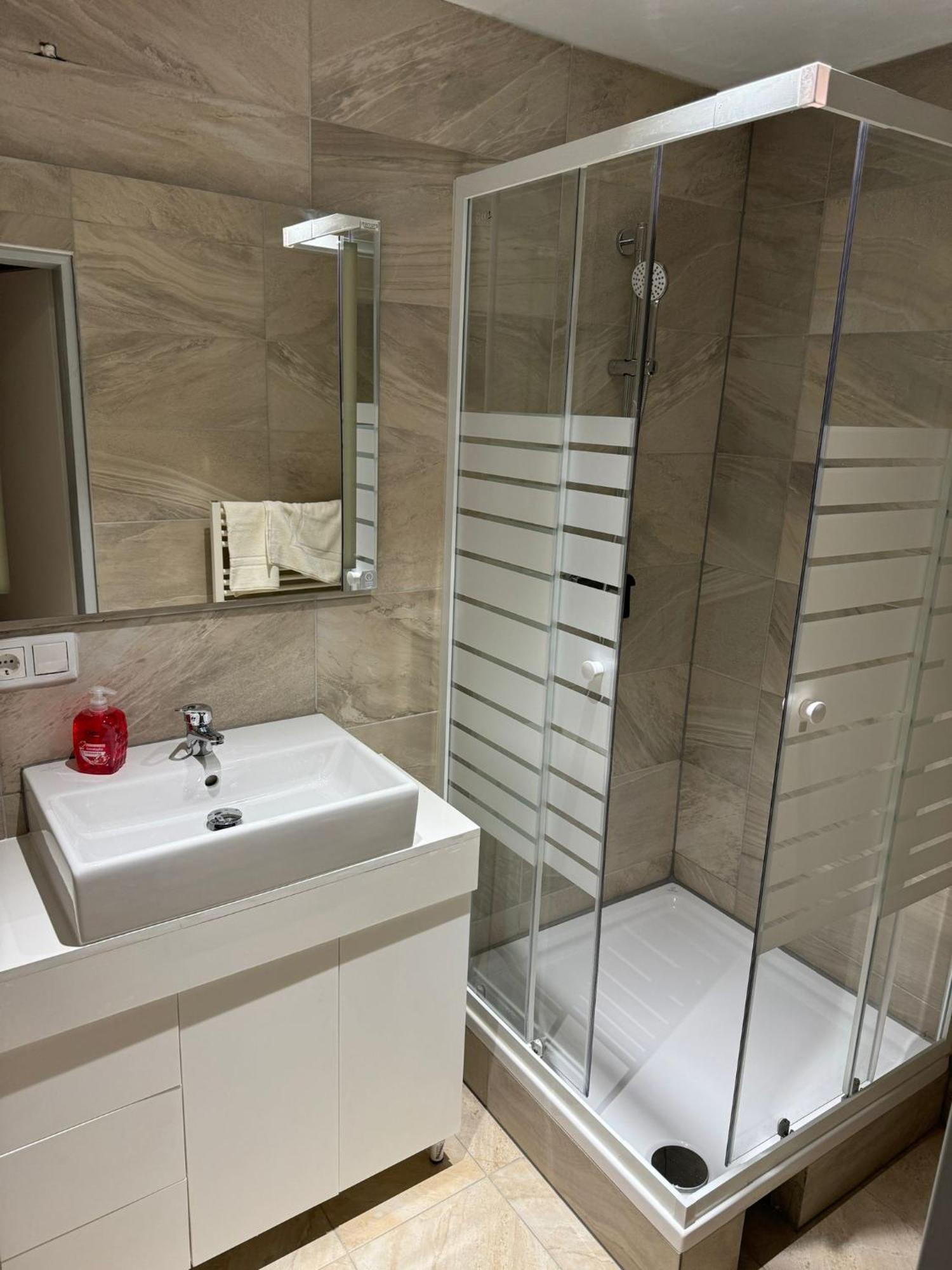 Centrally-Located Authentic Apartment Виена Екстериор снимка