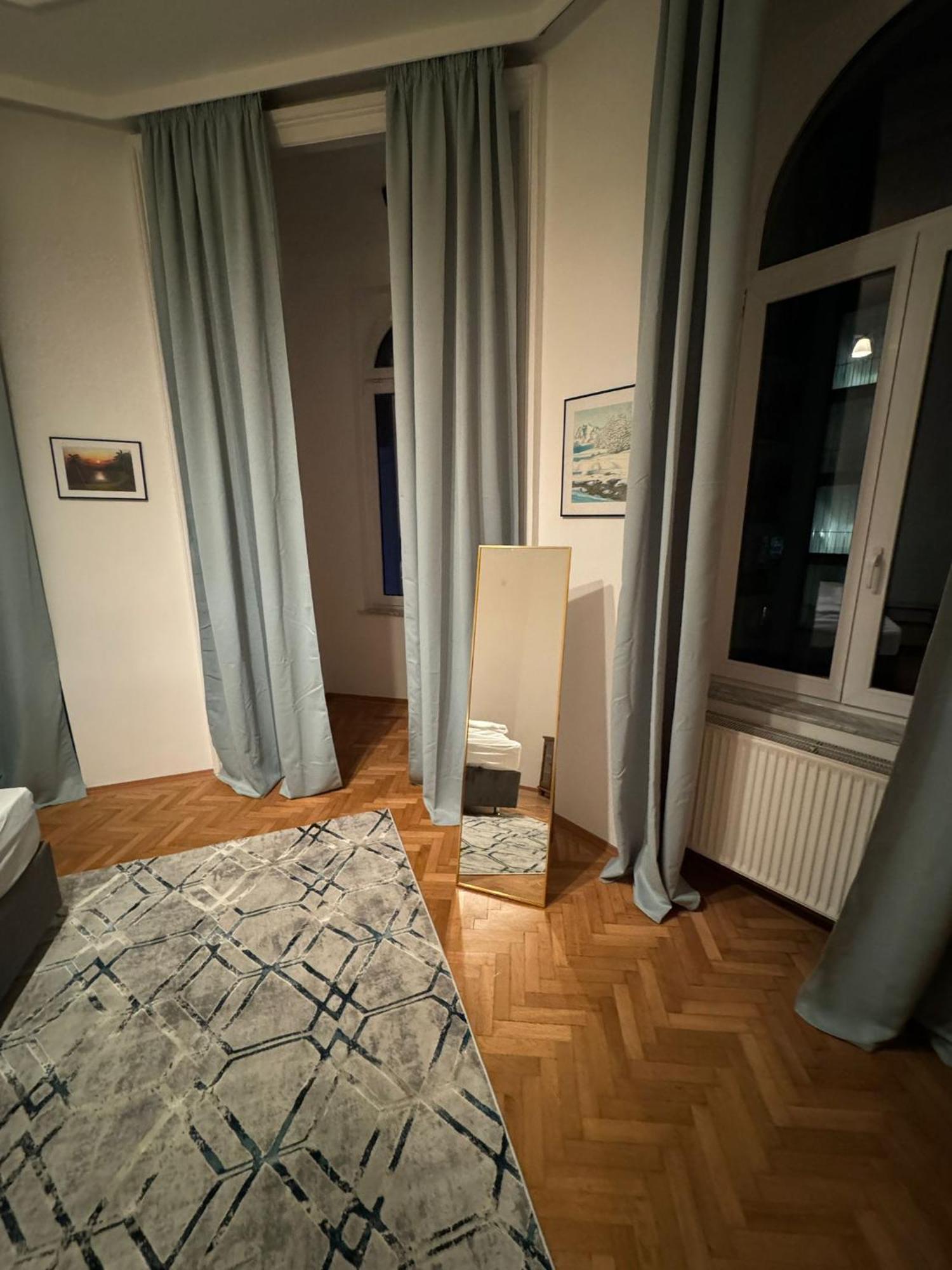 Centrally-Located Authentic Apartment Виена Екстериор снимка