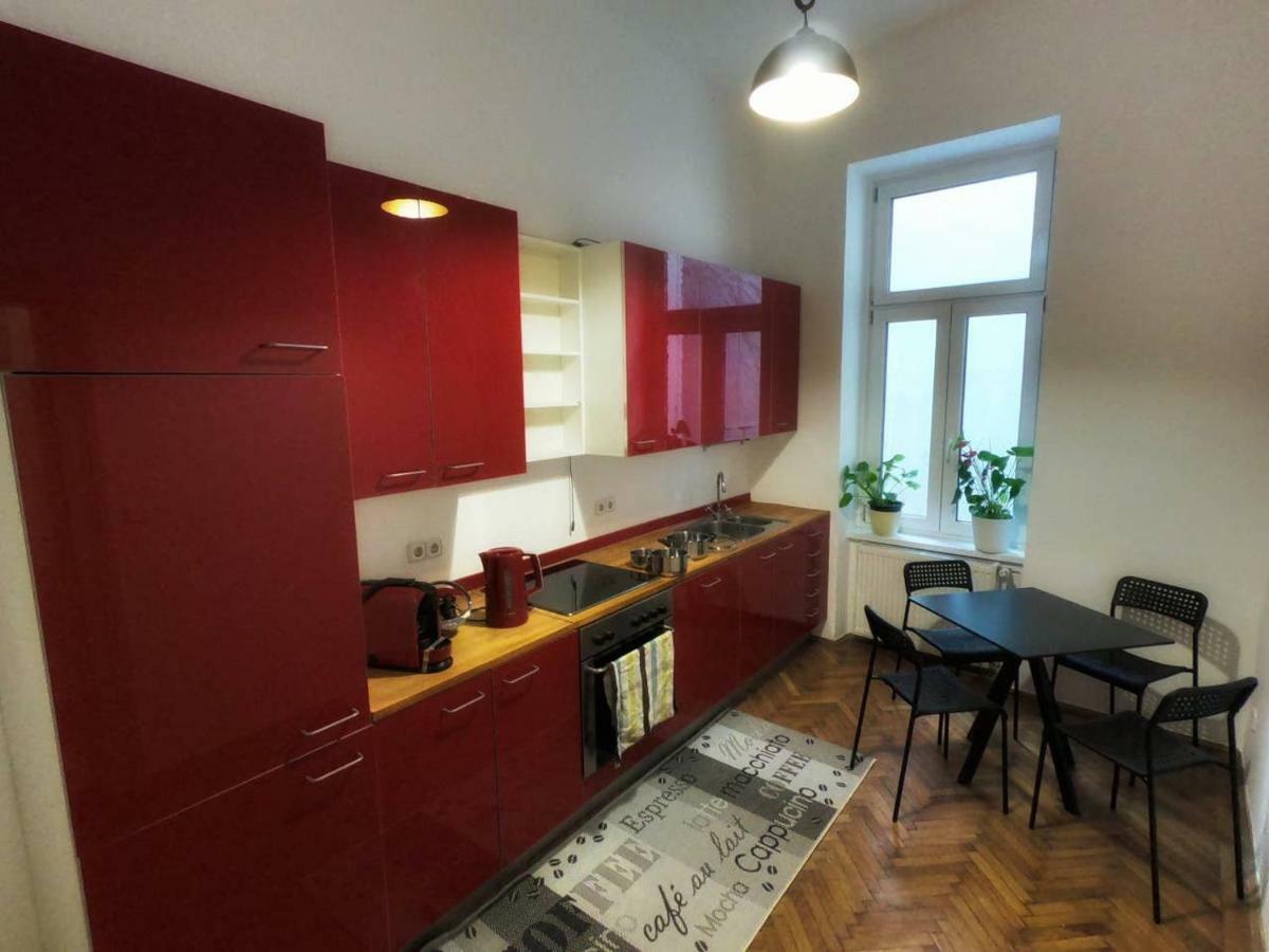 Centrally-Located Authentic Apartment Виена Екстериор снимка